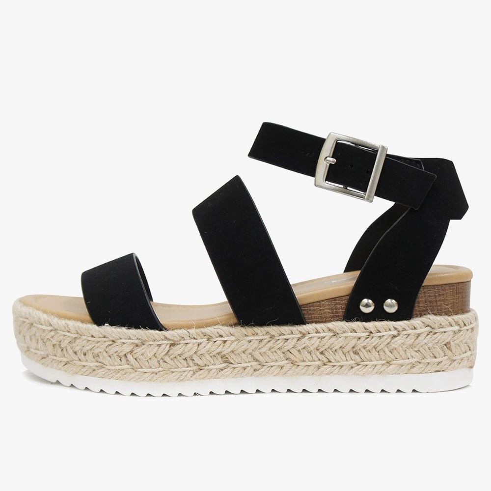 Platform sandals with buckle. Soda brand